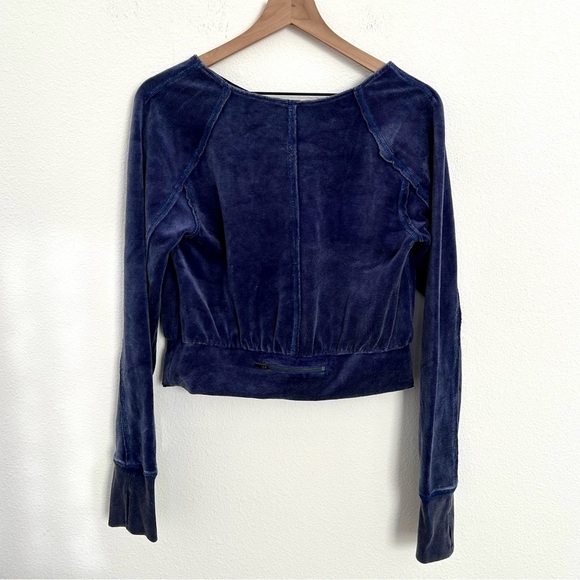 Free People Movement Just Lodgin' Navy Velour Pullover size Large - Picture 7 of 8